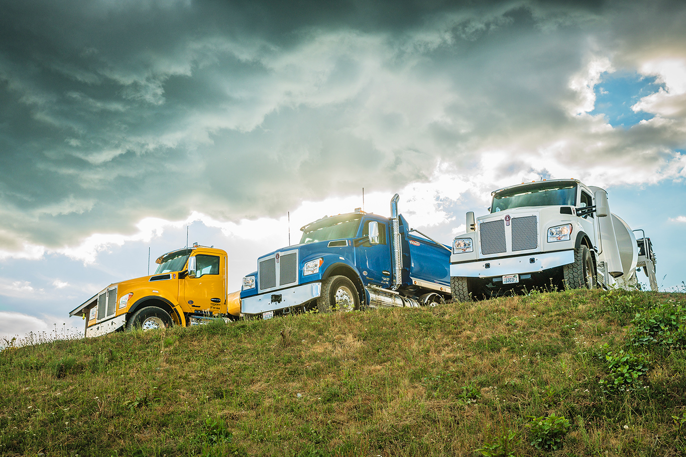 Multiple Kenworth T880 trucks parked on top of hill