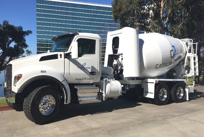 Kenworth Showcases T880S Mixer with ISL G Near Zero Engine at ACT